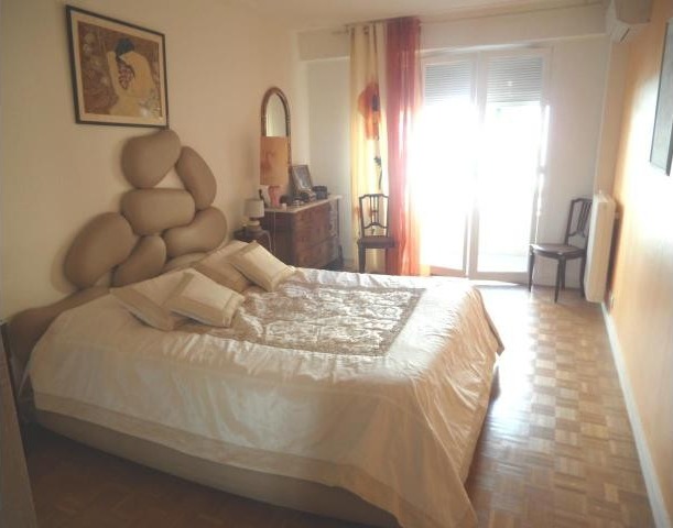 Impressive two bed in Gambetta