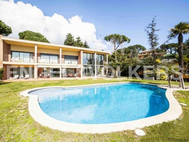 Large flat plot and stables for horses