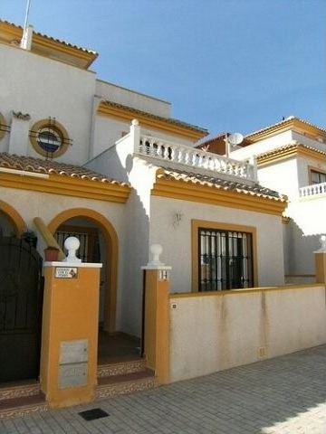 BEAUTIFUL TOWNHOUSE WITH COMMUNAL POOL