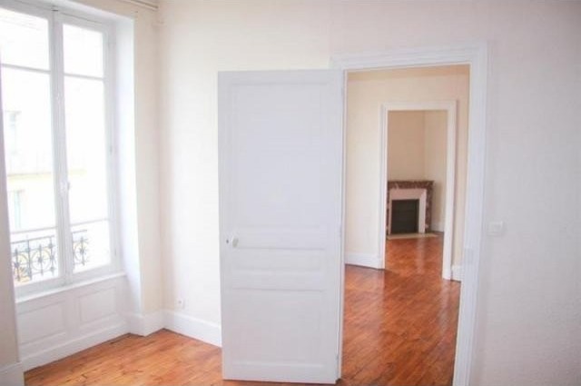 3 bedroom Flat For Sale: 63140..
