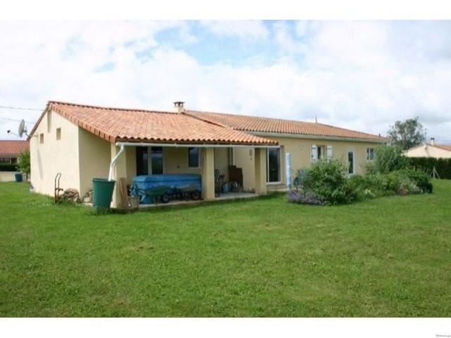 Spacious bungalow set in ½ acre.. - 2