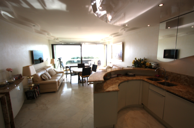 A delightful 4th floor, 2 bed..