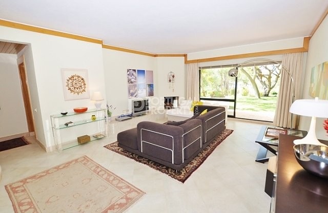 Very spacious 2bed Apart. Lake views..