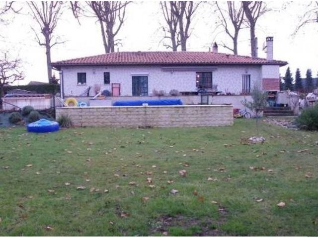 Single storey house about 2 mins from..