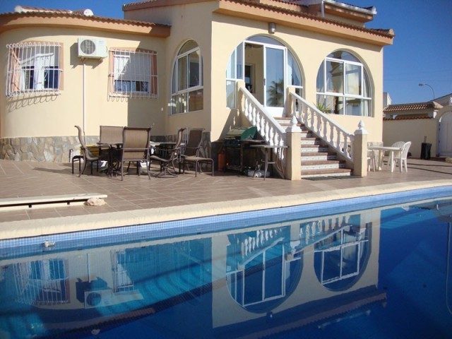 4 Bedrooms - Villa - Alicante - For Sale