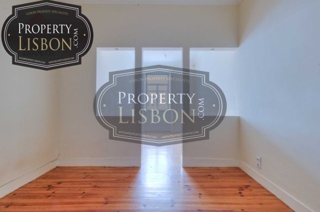 Partially Renovated T2 Lisbon Apartment..