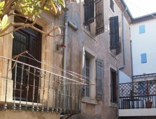 Large Bourgeoise Home To Renovate