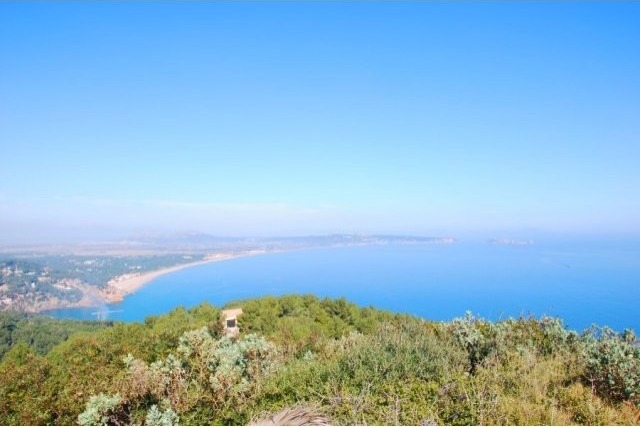 Sale - Plot with sea views near Sa..