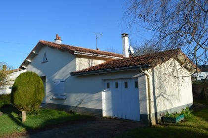 Bungalow with garden and garage in..