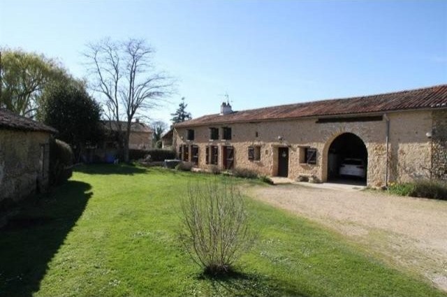 4 bedroom Longere For Sale: 86190 20..