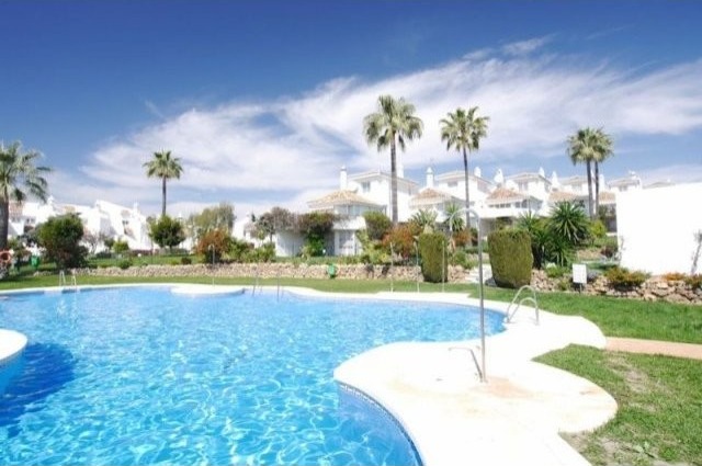 2 Bed Apartment for sale in Calahonda