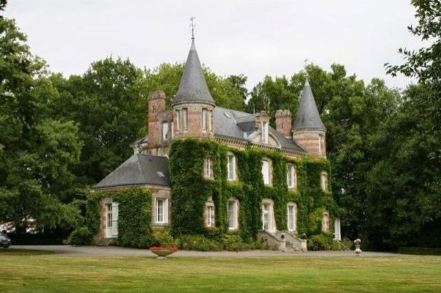 5 bedroom Castle For Sale: 85300..