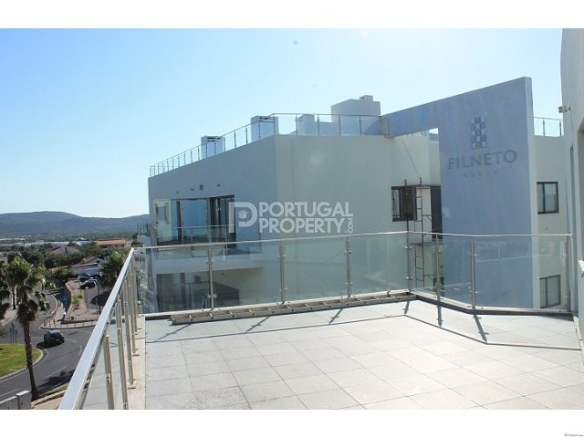 Apartment with large terraces & central..