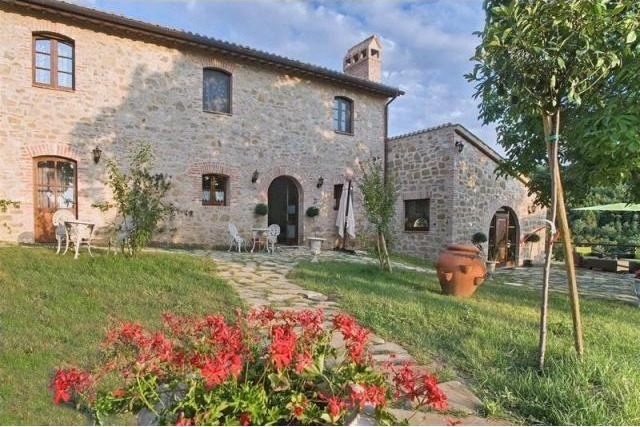 9 bedroom House For Sale: Umbria.. - 2