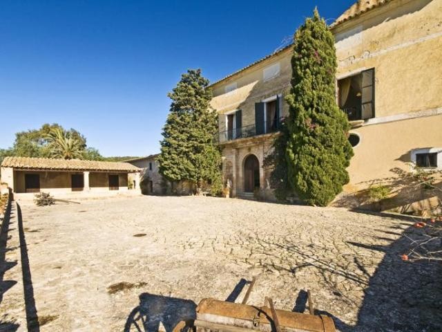 Grand manor residence with antique oil.. - 2