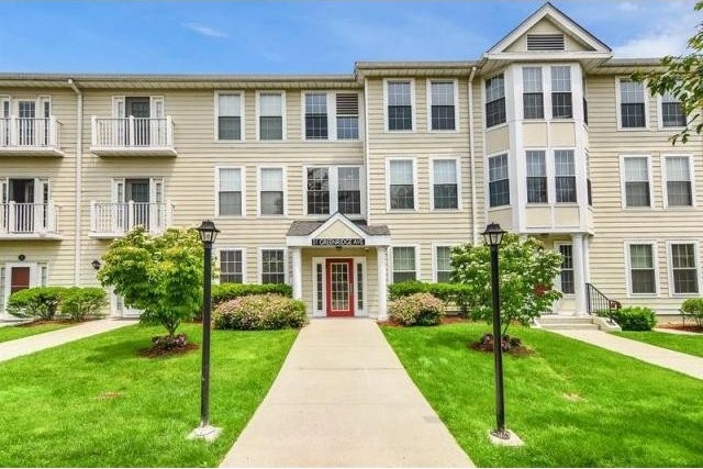 2 bedroom Condominium For Sale: White..