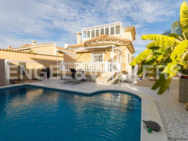 BEAUTIFUL VILLA IN URB. LA SIESTA