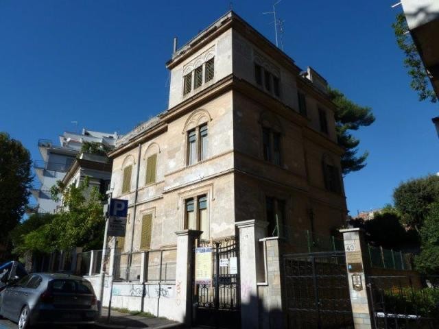6 Bedrooms - Villa - For Sale