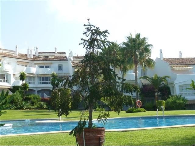 2 Bed Apartment for sale in Calahonda