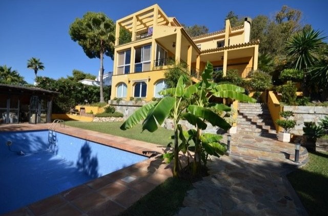 Villa - This luxurious villa is..