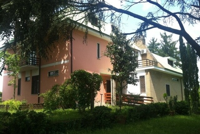 VILLA IMMERSED IN A WONDERFUL PARK