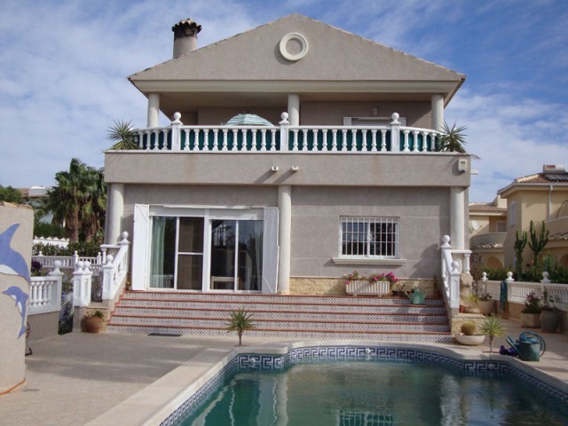 4 Bedrooms - Villa - Alicante - For Sale