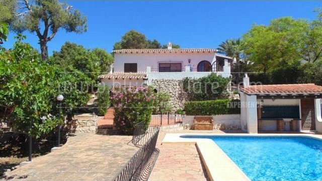 Villa with large plot and apartment..
