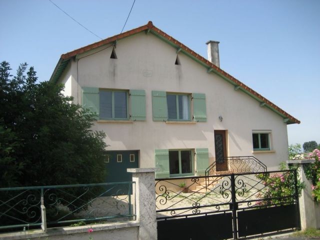 Detached 4/5 Bedroom House With Garage..