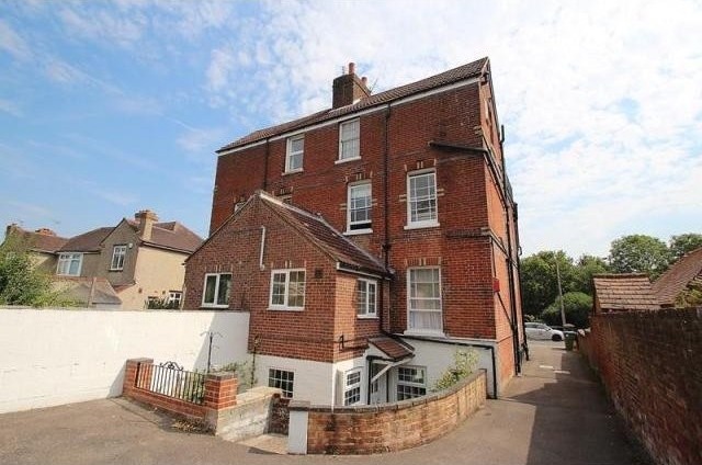 1 bedroom Flat For Sale: Wickham Road..