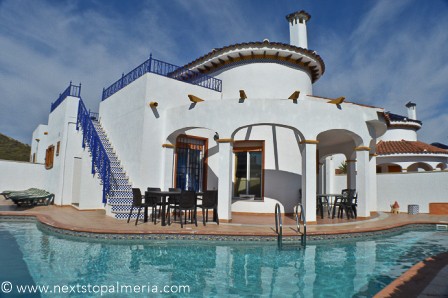 3 (/4) bedroom villa with private pool..