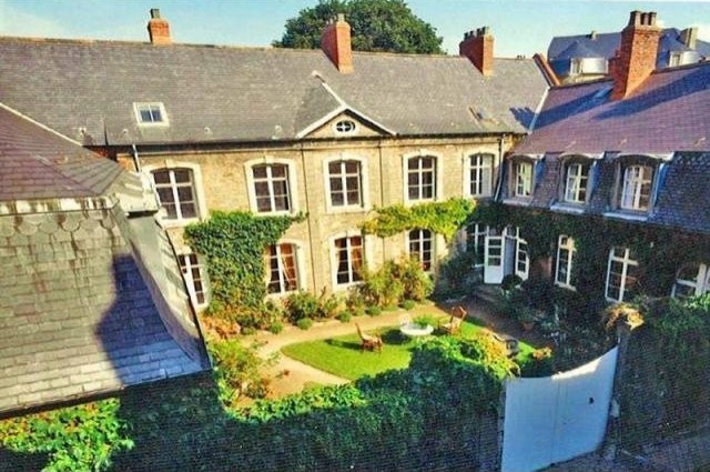 9 bedroom House For Sale: 62200..