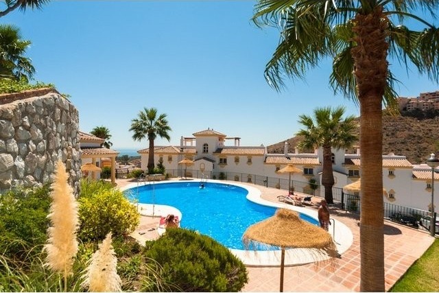 2 Bed Apartment for sale in Calahonda