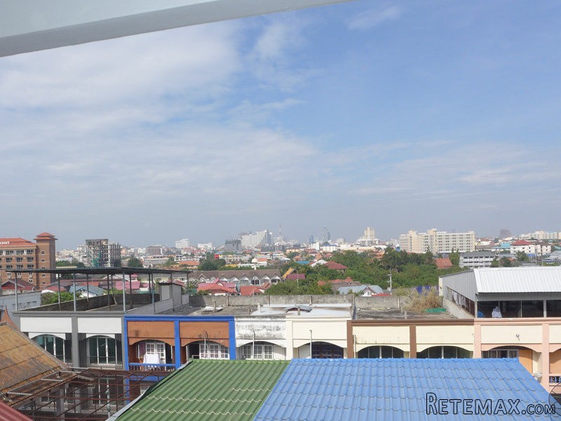 Spacious 1 bedroom condo at quiet yet..