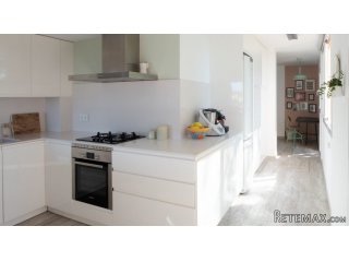 The property offers 125 m2 of living surface area has 3 b..