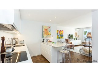 This property offers 90 m2 of living surface area, c..