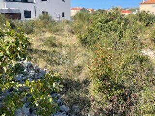 ODLIČNA PRILIKA: ZEMLJIŠTE U VODICAMA 725 M², 800 M OD MORA