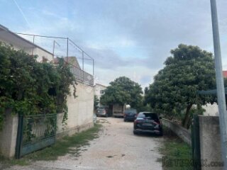 RIJETKOST! Građevinsko zemljište s tri objetka u samom srcu