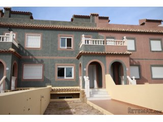 Dúplex en un complejo residencial construido alrededor de..