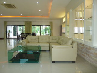 Impressive, modern 4 bedroom pool-villa..