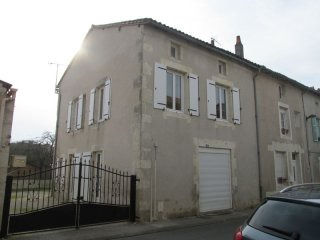 3 Bedroom Stone Townhouse With..