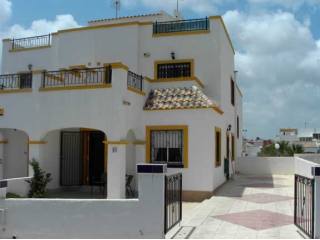 House with communal Pool