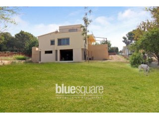Spacious villa on big plot with..