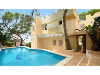 Villa on the first sealine
