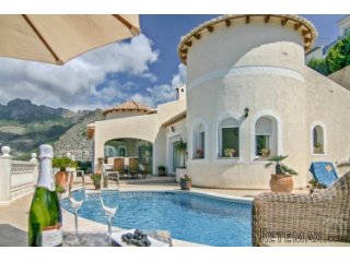 A lovely villa in the prestigious area of Altea Hills. This..