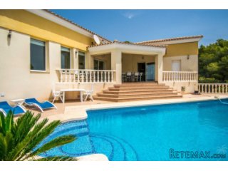 Charming villa with sea views situated in a quiet..