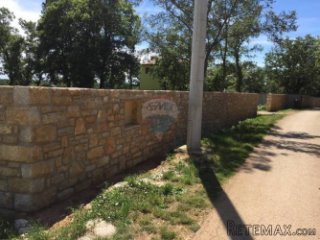 Ekskluzivno-Ograđeno građevinsko zemljište-infrastruktura...