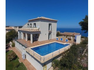 Modern villa with open sea view built in 2008. Covered..