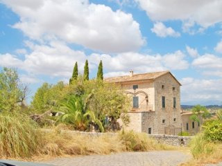 Rustic Hotel And Restaurant In Montuiri
