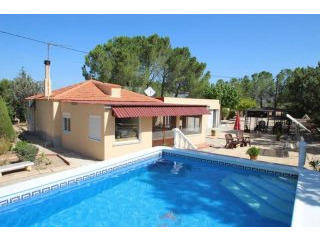4 bedroom villa with pool in Villena..
