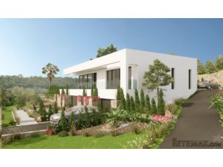 Beautiful new build villa located in the luxury golf resort..